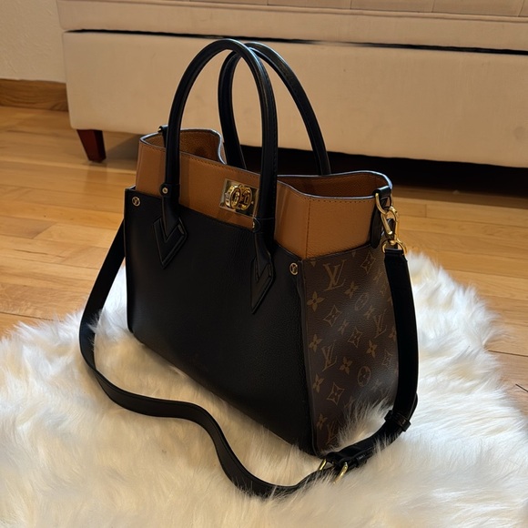 Louis Vuitton On My Side MM Tote Crossbody - Picture 5 of 16